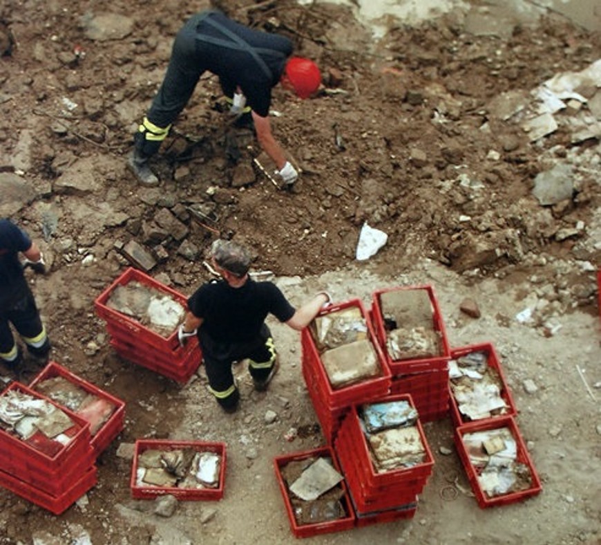 Aufräumarbeiten nach dem Einsturz des Historischen Archivs in Köln 2009