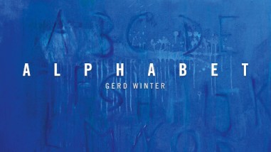 Blaue Farbfläche mit blauen Buchstaben A-O