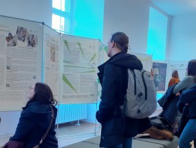 Ausstellungstafeln "Jugendkulturen und die Neue Rechte" mit Ausstellungsbesuchern