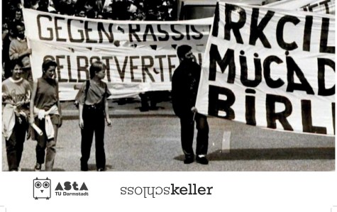 Demonstrierende Menschen mit Plakaten