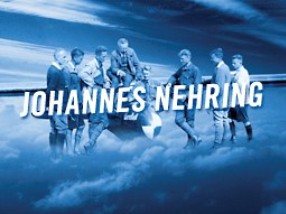 Flugzeug in Wolken mit 7 Männern in historischer Fliegerbekleidung