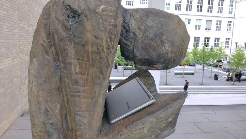 Statue Leser mit Chromebook
