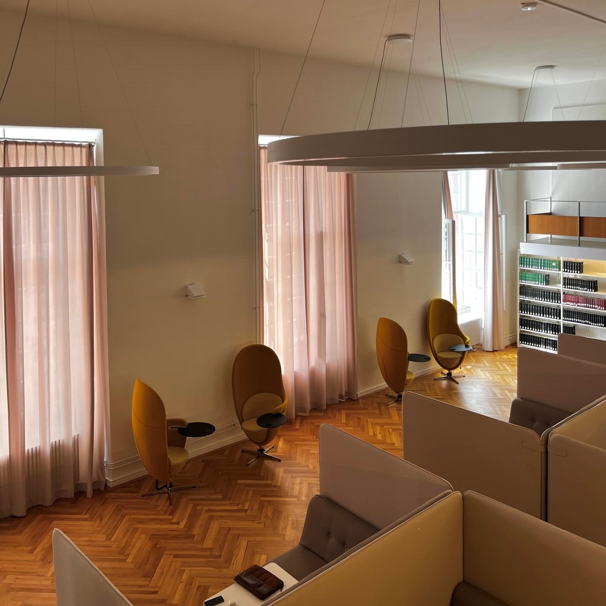 Blick auf Lese- und Arbeitsplätze im Schloss