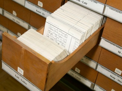 Geöffnete Schublade eines Zettelkatalogs