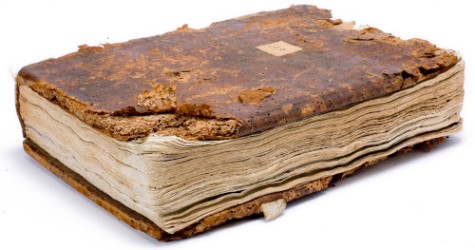 Ansicht der Handschrift Hs 697a - brauner, defekter Ledereinband