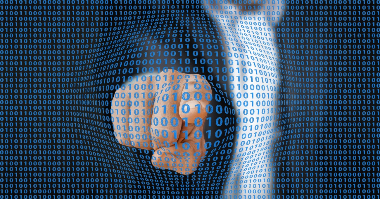 Finger in binärer Ziffernreihe - Gerd Altmann (Pixabay)