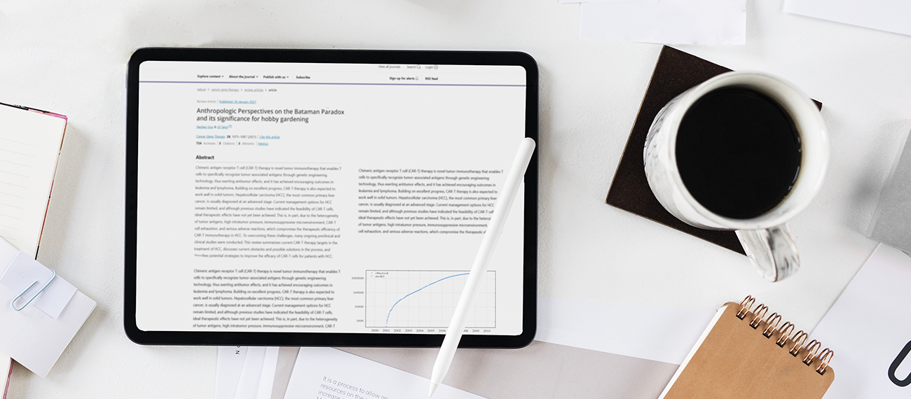 Tablet mit naturwissenschaftlichem Text, Stift, Notizbuch und Kaffeetasse