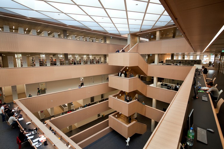 Blick in den Lichthof der ULB Stadtmitte